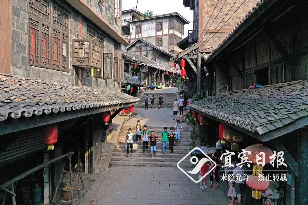 网约车司机梁思渊：用服务擦亮城市新名片